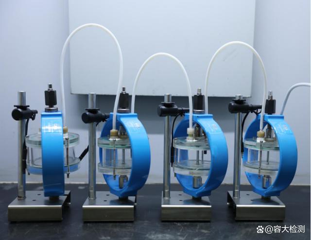 10月20日，工業(yè)和信息化部發(fā)布了2022年第23號公告，由舞鋼主導制定的我國首個《抗?jié)窳蚧瘹涓g鋼板》行業(yè)標準成功發(fā)布。  該標準由舞鋼公司主導，冶金工業(yè)信息標準研究院參與共同完成。項目組從標準建議書提交、申報、答辯，到標準的編制、起草、征求意見、審查審定，以及公示、公布等環(huán)節(jié)嚴格把關，歷時近3年努力完成。  該項標準填補了我國抗?jié)窳蚧瘹涓g鋼板標準空白，解決了抗?jié)窳蚧瘹涓g鋼板采購卡脖子難題，打通了從技術研發(fā)、產品設計、裝備制造到產品營銷最后一公里，對于國內抗?jié)窳蚧瘹涓g鋼板產業(yè)高質量發(fā)展具有深遠意義。  該項行業(yè)標準是依據(jù)工業(yè)和信息化部工信廳科函（2019）276 號文“關于印發(fā) 2019 年第四批行業(yè)標準制修訂和外文版項目計劃的通知”下達的項目計劃， 2020年8月，全國鋼標委鋼板和鋼帶分委員會組織各起草單位成立起草工作組，由舞陽鋼鐵有限責任公司為組長單位，負責主要起草工作。工作組對國內外抗?jié)窳蚧瘹涓g鋼板產品和技術現(xiàn)狀與發(fā)展情況進行全面調研，同時廣泛搜集相關標準和國內外技術資料，進行了大量的研究分析、資料查證工作，結合實際應用經驗，進行全面總結和歸納，在此基礎上編制出《抗?jié)窳蚧瘹涓g鋼板》標準，依據(jù)所收到的公開征求的社會意見，進行分類、歸納、整理和分析，于 2021 年 11 月完成了標準送審稿。全國鋼標委鋼板鋼帶分委員會與標準審查會，通過了此標準的審定。經過全國鋼標委鋼板鋼帶分委員會絕大多數(shù)委員投票通過了此標準的審查，獲得了批準，最終由中國工業(yè)和信息化部進行發(fā)布。   de1bb805c27e7ca704aee101fe9d728d.jpeg  該項標準從國內抗?jié)窳蚧瘹涓g鋼板的發(fā)展要求出發(fā)，對所用鋼板化學成分、力學性能、表面質量及交貨狀態(tài)，試驗和檢驗方法等多方面技術要求進行了明確規(guī)定，對產品市場推廣應用起著規(guī)范性指導作用。  舞鋼成功申請完成此項標準制定，是企業(yè)科研創(chuàng)新綜合實力的有力體現(xiàn)，為加快國內抗?jié)窳蚧瘹涓g鋼板國際化進程起到引領作用,對抗?jié)窳蚧瘹涓g鋼板市場的規(guī)范、推廣及應用具有重要意義。