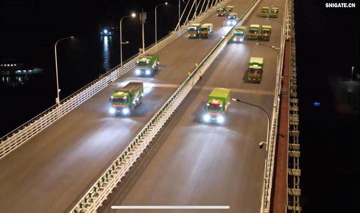 6月16日22時(shí)，世界最大跨度斜拉橋——常泰長(zhǎng)江大橋燈火通明，車(chē)聲轟鳴，一場(chǎng)通車(chē)前的“極限挑戰(zhàn)”正緊張進(jìn)行。30輛總重達(dá)1200噸的四軸加載車(chē)，分批列隊(duì)駛上橋面預(yù)先劃定的?？奎c(diǎn)，并由提前布置在橋梁各關(guān)鍵部位的869個(gè)傳感器開(kāi)展實(shí)時(shí)監(jiān)測(cè)，采集測(cè)試數(shù)據(jù)。由此，大橋跨江公鐵合建段主橋橋梁荷載試驗(yàn)全面啟動(dòng)。    AA1GQ79M.jpg    這次荷載試驗(yàn)覆蓋范圍具體包括1座主跨1208米斜拉橋、2座主跨388米鋼桁拱專(zhuān)用航道橋、1座非通航道孔橋以及南北兩座引橋，共設(shè)計(jì)119個(gè)靜載工況和111個(gè)動(dòng)載工況。其中，最大對(duì)稱(chēng)靜力加載工況將動(dòng)用110輛四軸加載車(chē)，總重達(dá)4400噸。試驗(yàn)將持續(xù)一周，分五個(gè)階段進(jìn)行。試驗(yàn)首日在錄安洲非通航孔橋和常州側(cè)公鐵合建段引橋?qū)嵤? 常泰長(zhǎng)江大橋是連通常州與泰興的跨江通道，是長(zhǎng)江上首座集高速公路、城際鐵路和普通公路三種功能于一體的雙層復(fù)合型橋梁，計(jì)劃于今年年內(nèi)基本建成。它的上層為雙向六車(chē)道高速公路，下層為雙線城際鐵路和普通公路。如此復(fù)雜的結(jié)構(gòu)，如何確保它在未來(lái)百年服役中安全可靠？答案就藏在荷載試驗(yàn)中。    AA1GQduQ.jpg    荷載試驗(yàn)堪稱(chēng)橋梁通車(chē)前的“綜合大考”，是確保橋梁安全運(yùn)營(yíng)的“體檢報(bào)告”。江蘇省交通工程建設(shè)局常泰長(zhǎng)江大橋建設(shè)指揮部現(xiàn)場(chǎng)常務(wù)副指揮長(zhǎng)夏鵬飛介紹，“荷載試驗(yàn)是檢測(cè)橋梁結(jié)構(gòu)安全和承載能力的重要手段，通過(guò)科學(xué)的加載測(cè)試和數(shù)據(jù)采集分析，驗(yàn)證實(shí)際成橋狀態(tài)與理論設(shè)計(jì)的鍥合度，確保常泰長(zhǎng)江大橋運(yùn)營(yíng)安全?！笨紤]到大橋主體采用鋼結(jié)構(gòu)和鋼-混凝土組合結(jié)構(gòu)，為最大限度減少晝夜溫差對(duì)測(cè)試數(shù)據(jù)的影響，所有試驗(yàn)均安排在夜間實(shí)施。  通過(guò)一系列科學(xué)嚴(yán)謹(jǐn)?shù)暮奢d測(cè)試，這座世界級(jí)多功能大橋的實(shí)際性能將得到充分檢驗(yàn)，為常泰長(zhǎng)江大橋后續(xù)安全通車(chē)運(yùn)營(yíng)提供至關(guān)重要的數(shù)據(jù)支撐。